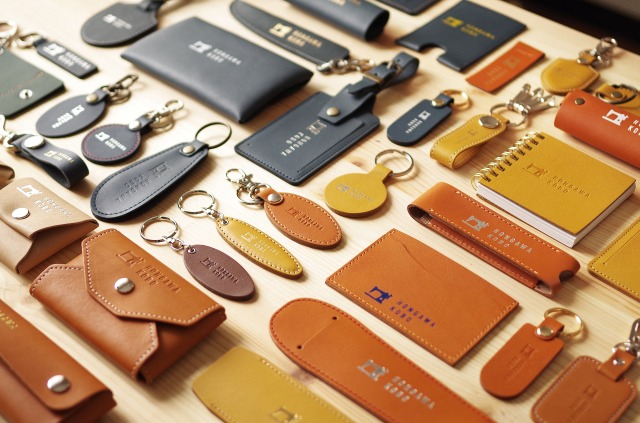 ▲名入れ記念品の専門店「本革工房」の革小物はすべてに日本製です。